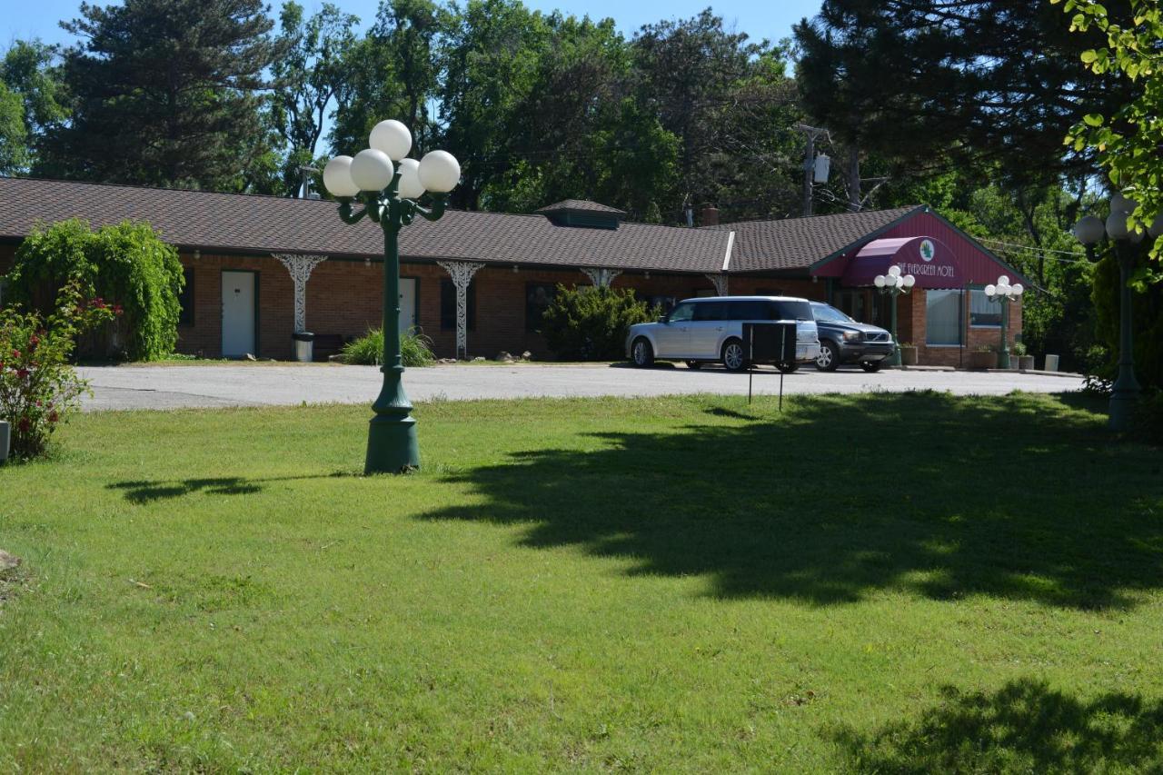 The Evergreen Motel In Kansas Pratt Exteriér fotografie