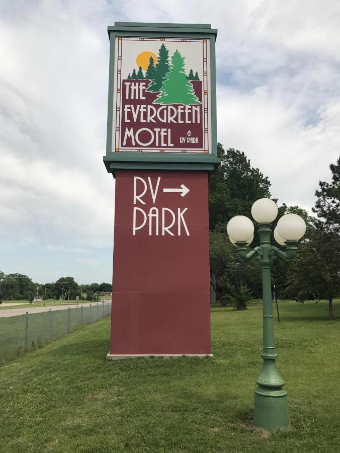 The Evergreen Motel In Kansas Pratt Exteriér fotografie